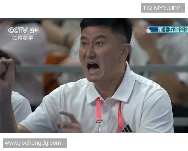 杜锋谈球队顽强拼搏精神在艰难环境中展现出的不屈斗志